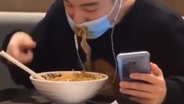 😂funny man eating😁