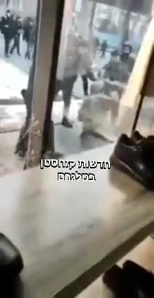 בתיעוד אזרחים נותנים מכות רצח לחיילים היום באלמטי