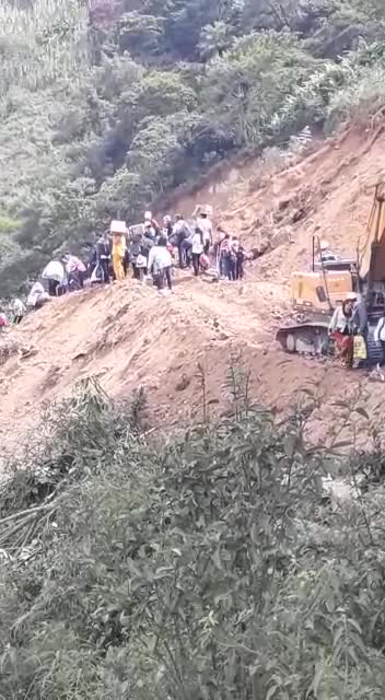 Así es transitar por la vía Curos - Málaga, una de las más deterioradas de Santander