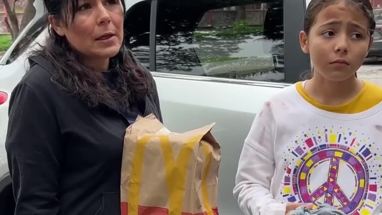 Unknow Man Gives A Valuable Hamburger To An Orphan Girl And His Reaction Made Us Cry