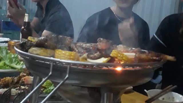 Go eat hot pot with beautiful girl