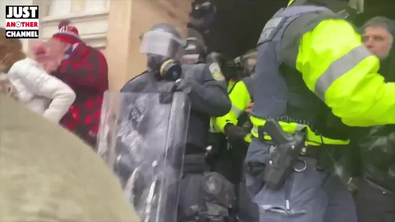 Patriots doing all the right things. Pulling a cop from the crowd and stopping agent provocateurs.