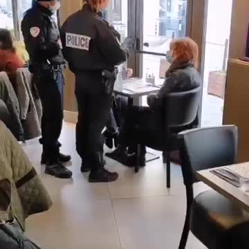 39-45 vous a manqué ? Contrôle de police dans un restaurant en France