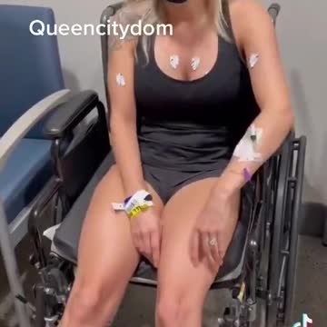 "Influencerin" zeigt sich mit ihrem "Impf"-Schaden