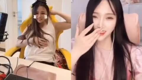 accidentally exposed herself while she was broadcasting a live video21