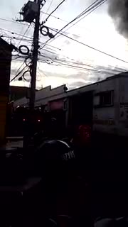Incendio consumió cuatro locales en el Centro Comercial Las Pulgas de Bucaramanga