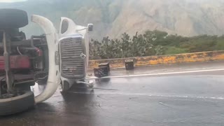 Video: Tractomula cargada con cerveza se volcó en Pescadero