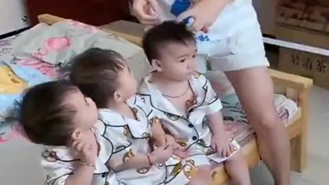 Cute triplets with their dad. 👧🏻👧🏻👧🏻 #triplets #babies