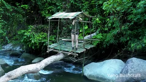 Make a cool shelter in the middle of the stream, solo bushcraft survival camping - building shelter