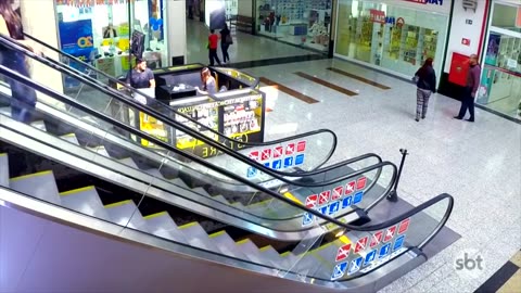 Paquera na Escada Rolante 2 - Love Escalator Prank 2 _ Câmeras Escondidas (23_07_17)