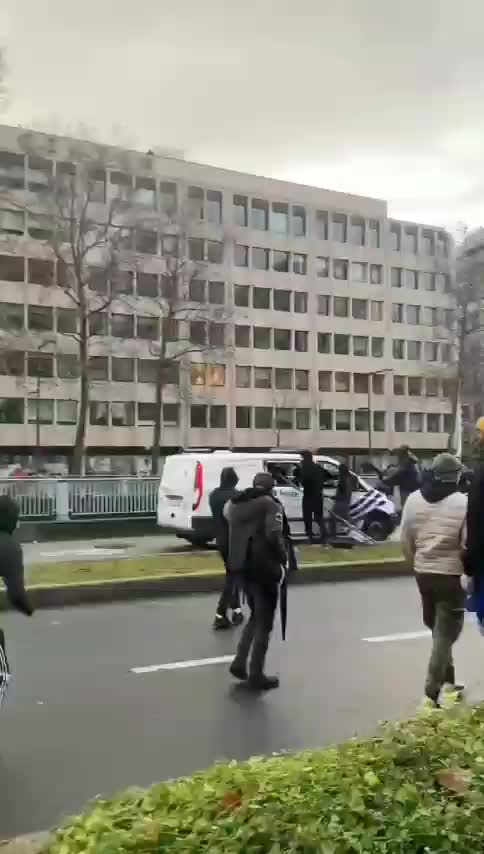 Belgium: Vaccine passport protesters attack police cars Nov. 20, 2021
