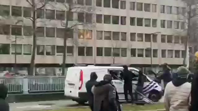 Belgium: Vaccine passport protesters attack police cars Nov. 20, 2021