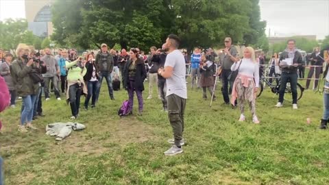 Wie die Polizei Corona-Kritikern die Hose runterlässt