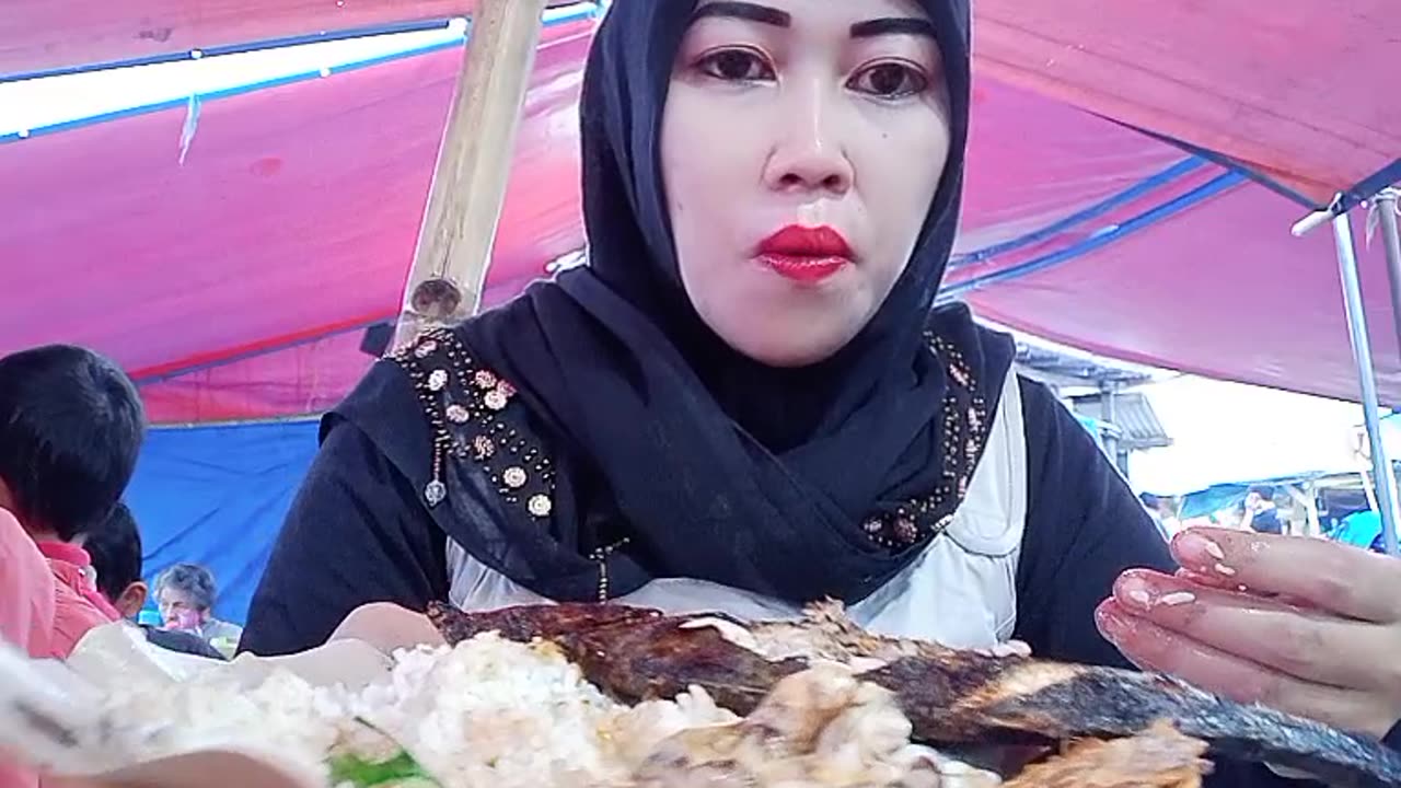 Makan Di Pinggir Pantai (Teluk Batako)