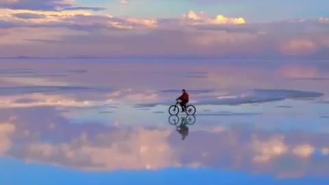 4,000 sq miles of perfect flatness as evidenced by perfect reflections.