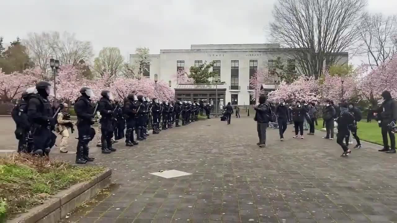 ANTIFA PORTLAND State Troopers and Salem Police push protesters North of the Capitol Building.