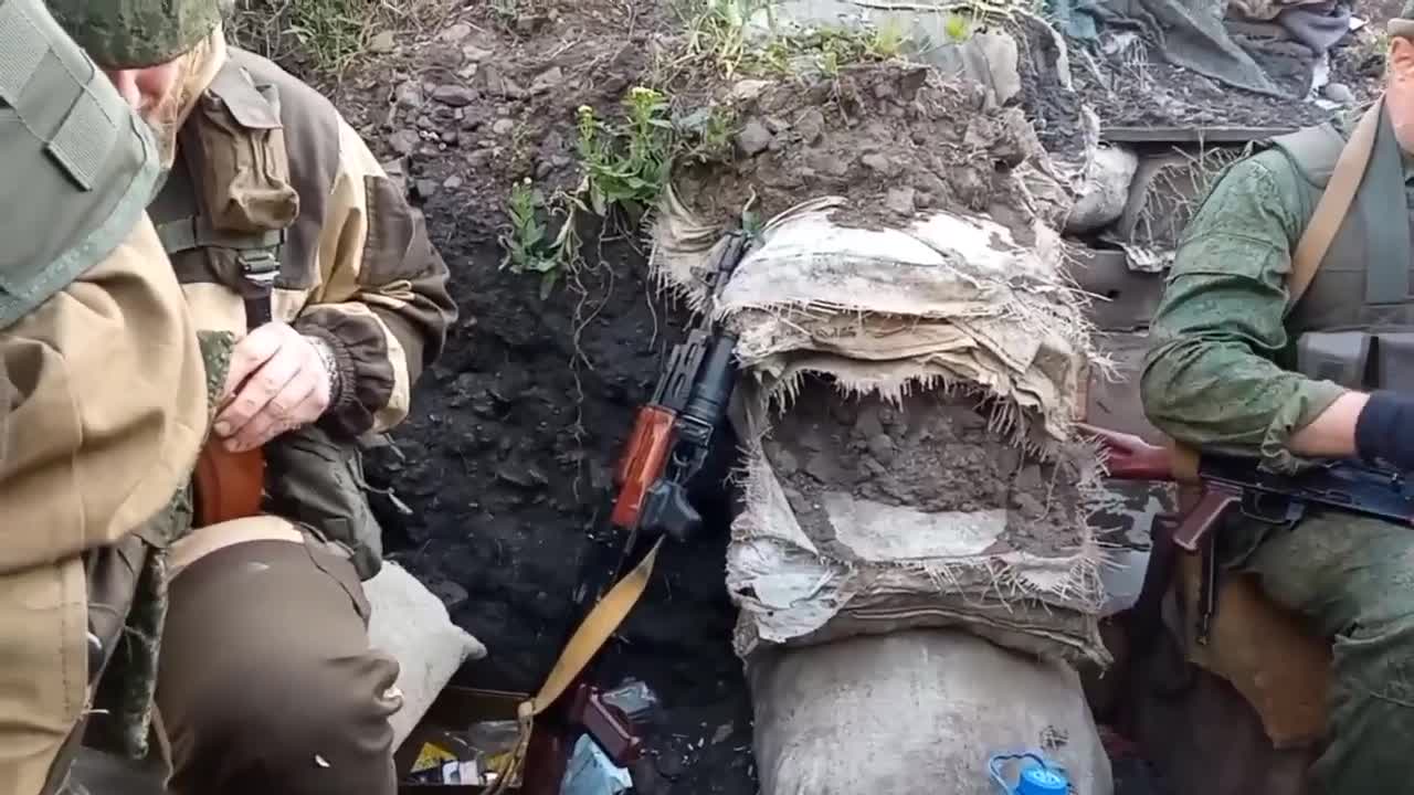 Fighters of the DNR Armed Forces are firing at the Armed Forces of Ukraine.