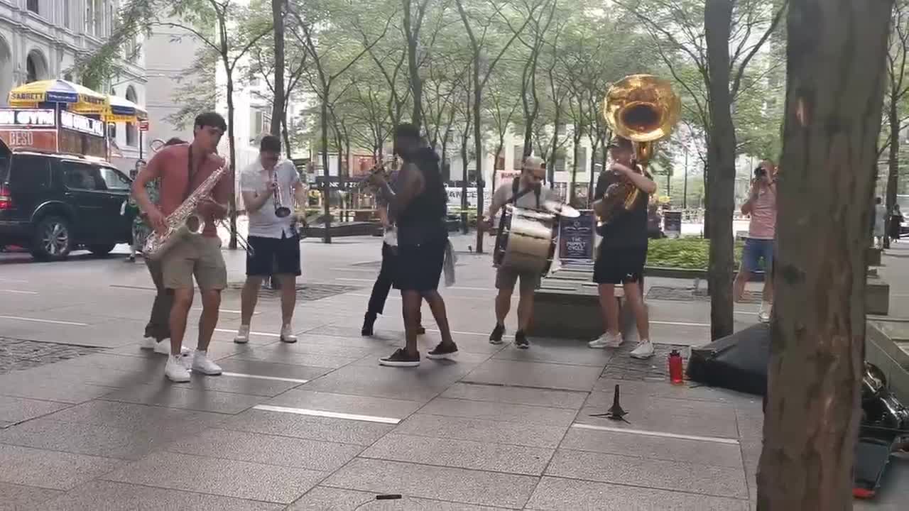 Street musicians, the music is very nice