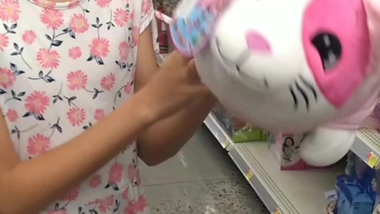 This magician is really good, awesome.