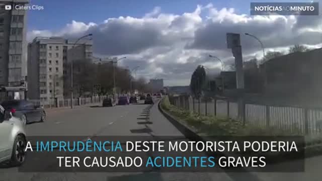 Motorista imprudente quase causa acidente grave!