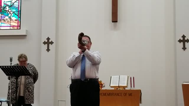 Bruce Pratt sounding shofar