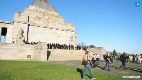 Australia, Polizia fa il tiro a segno sul popolo