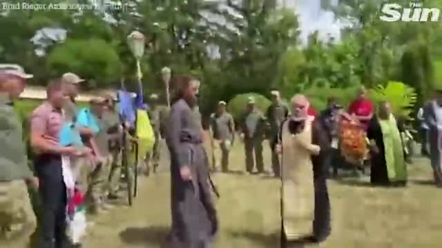 Russian priest attacks Ukrainian priest with crucifix during soldier's funeral_batch