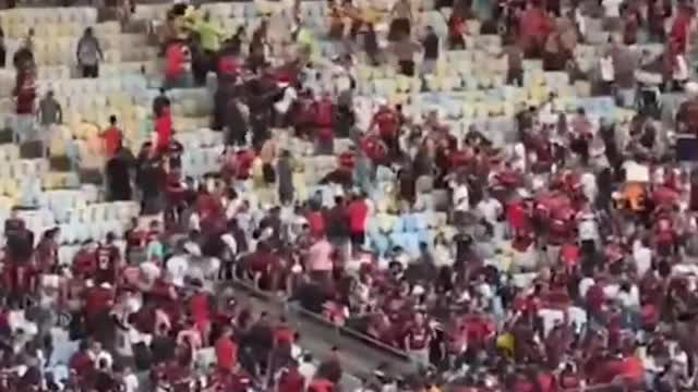 Momento de amor no estadio de futebol
