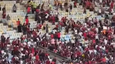 Momento de amor no estadio de futebol