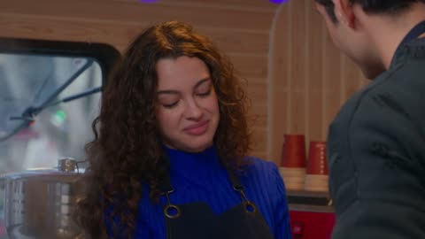 Ayaz comienza a trabajar con Asiye para pasar más tiempo con ella, ¿conseguirá ganarse su corazón?