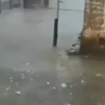 China floods: Heavy flooding sees tens of thousands evacuated