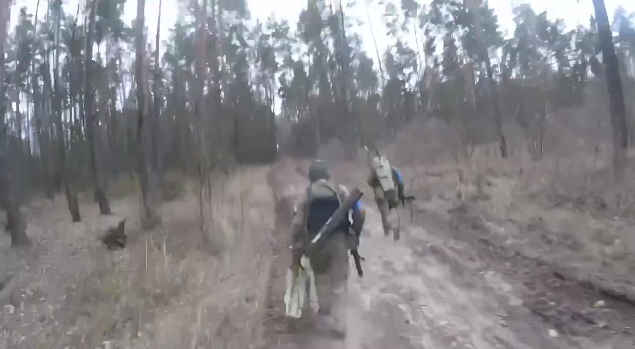 Ukraine war - UAF soldiers flee after shots fired