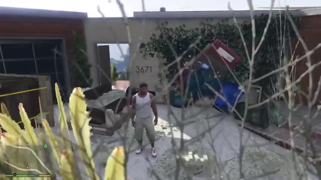 GTA 5 - Franklin Open And Find Money & Cash Outside His House Wall in GTA 5 ! (GTA 5 mods)_2