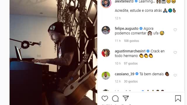 Alex Telles mostra os seus dotes ao piano e recebe elogios dos colegas