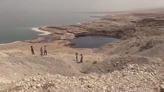 Socavones en forma de cráter, muestras de un Mar Muerto cada vez más seco