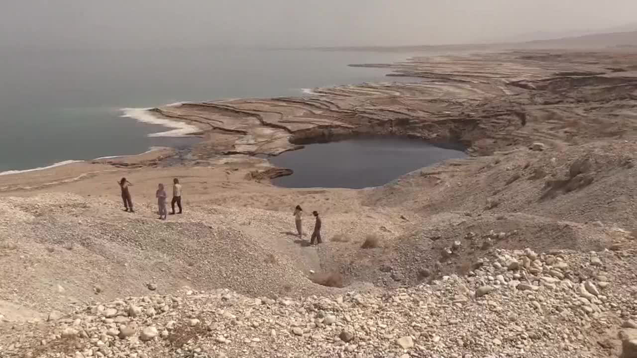 Socavones en forma de cráter, muestras de un Mar Muerto cada vez más seco