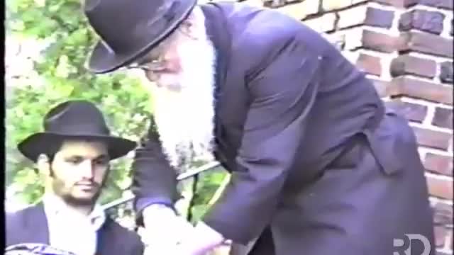 14. Erev Yom Kippur 5751, Kaparos (Goldstein) = ערב יום כיפור תנש"א