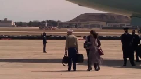 US President joe biden fellup the staircase Three times while boarding Air Force rare footage