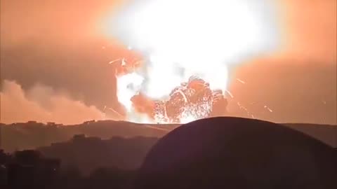 Video of today's Israeli strike on Tartous Syria. What bomb is this? 🤯