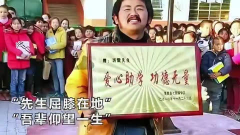 绷不住了，当女孩看到一直资助自己的人时，瞬间傻眼了！ 先生虽屈膝在地，却够我仰望一生 🥺 🥺 🙏 🙏