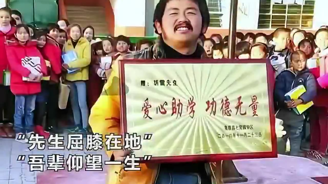 绷不住了，当女孩看到一直资助自己的人时，瞬间傻眼了！ 先生虽屈膝在地，却够我仰望一生 🥺 🥺 🙏 🙏
