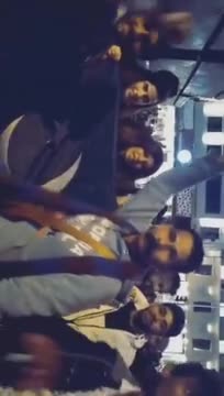 Περιχαρείς Ελληνίδες κρατάνε τη σημαία του Πακιστάν στο κέντρο της Αθήνας