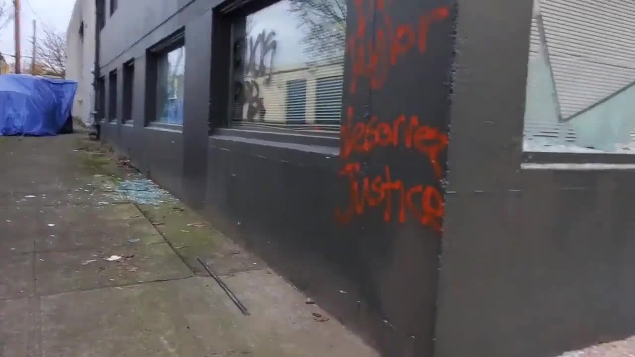 🚨Antifa in Portland is currently smashing windows!