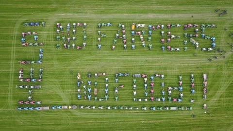 V Holandsku 350 traktorů vytvořilo nápis - Pomóc! Žádní farmáři, žádné jídlo!