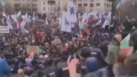 Bulgaria (right Now!), people who do not agree with Vaccines-Slavery try to enter the parliament!