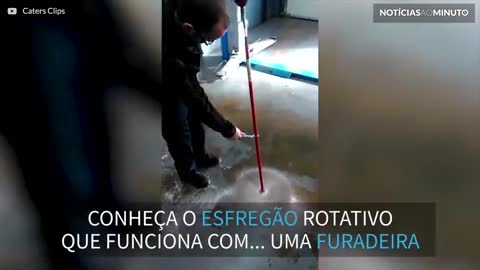 Homem usa furadeira para potencializar limpeza!