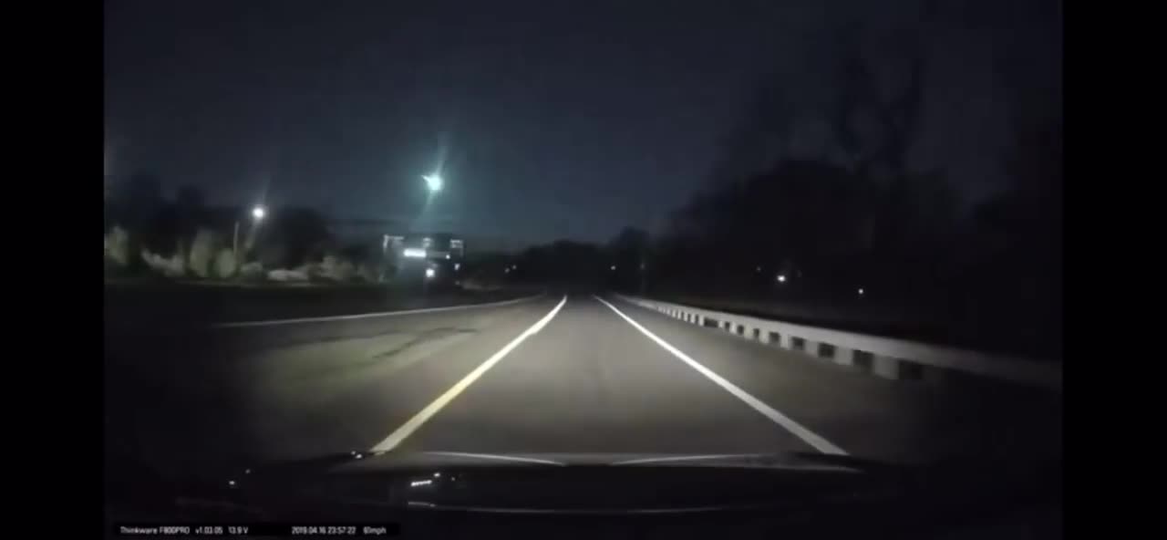 Highly visible meteor caught on dash cam