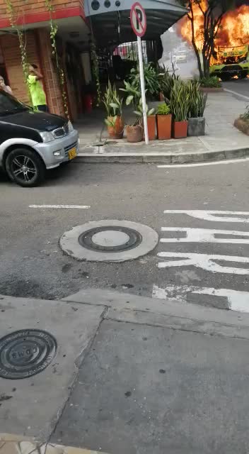 Incendio de un alimentador de Metrolínea en Bucaramanga.