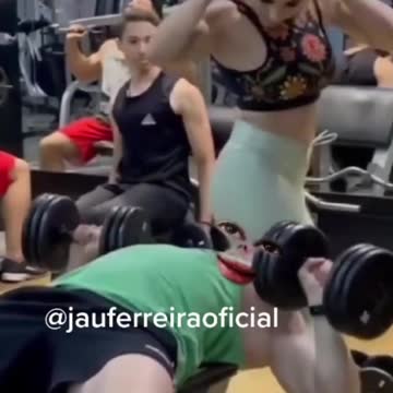 mulher senta em homem na academia