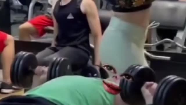 mulher senta em homem na academia